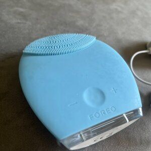 FOREO 2-in-1 Deep Cleansing and Firming -- UK charging adapter